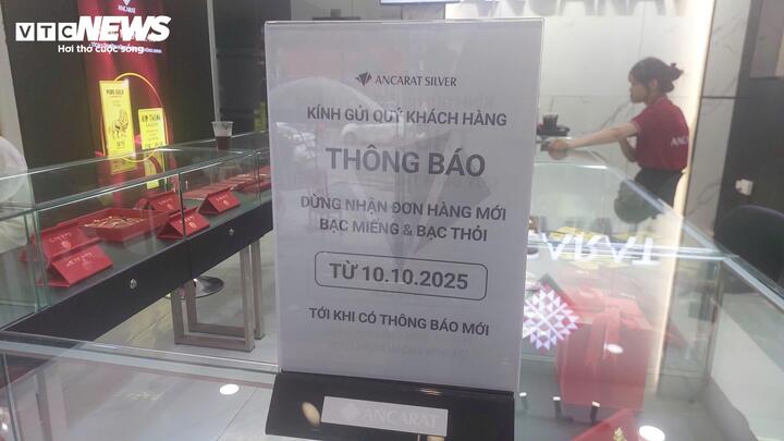 Nhiều cửa hàng lớn tại Hà Nội ra thông báo tạm dừng bán bạc miếng và bạc thỏi.