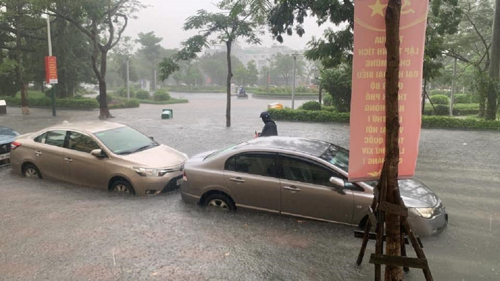 Khu vực dải vườn hoa trung tâm thành phố cũng rơi vào cảnh ngập sâu sau cơn mưa kéo dài nhiều tiếng đồng hồ.