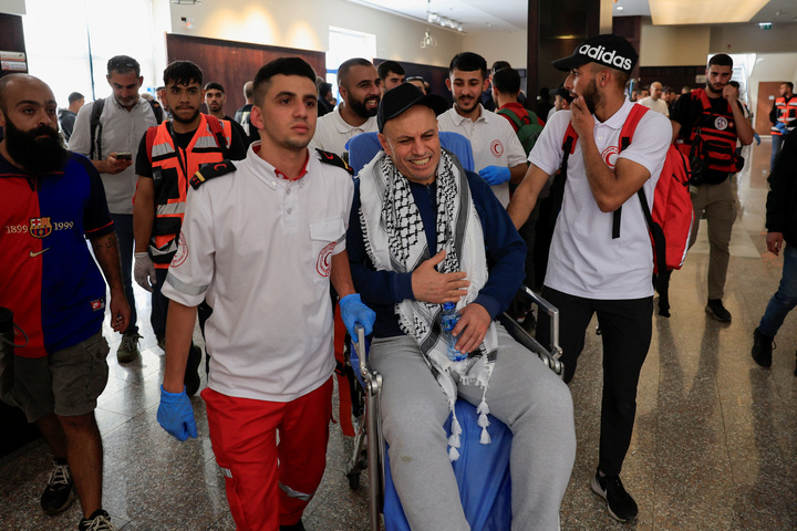 Gần 2000 tù nhân Palestine được Israel trả tự do.