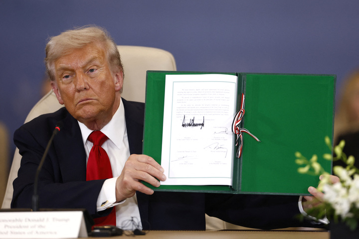 Tổng thống Trump ký thỏa thuận tại hội nghị. (Ảnh: Reuters)