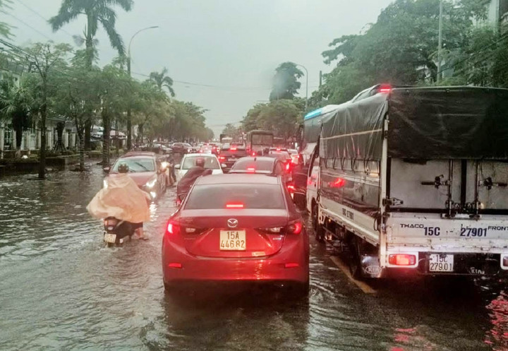 Ngập nặng khiến giao thông ùn tắc kéo dài, nhiều ô tô phải xếp hàng chờ đợi hàng giờ mà vẫn chưa thể di chuyển.