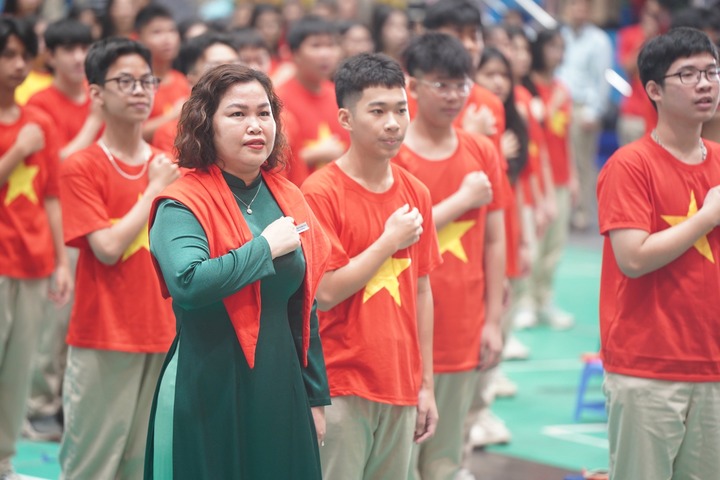 Mai Hue, rektor för Nguyen Hue High School, Bac Tu Liem, Hanoi (Foto: NVCC)