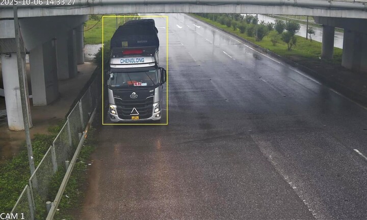 Ô tô dừng xe dưới chân cầu vượt. (Ảnh: Công an Bắc Ninh)