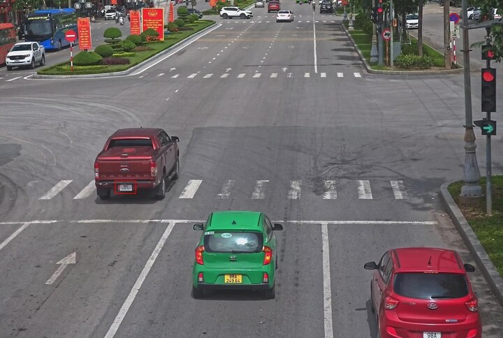 Ô tô vượt đèn đỏ tại đường Hùng Vương, phường Bắc Giang. (Ảnh: Công an Bắc Ninh)