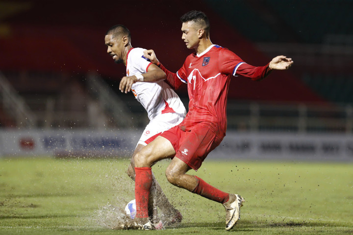 Đội tuyển Việt Nam không thể giữ bóng và chuyền bóng như ý trên mặt sân xấu.