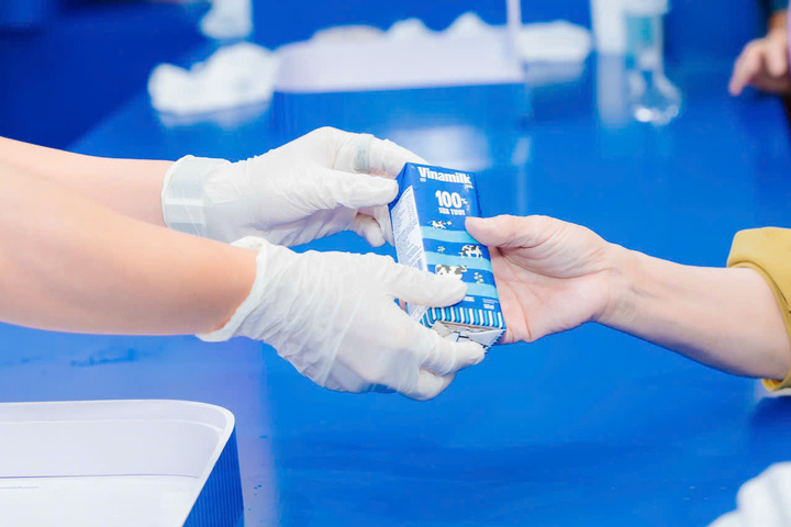 Các sản phẩm Vinamilk đến tay người tiêu dùng đều có thể truy xuất thông tin từ nguyên liệu đầu vào, quy trình sản xuất, đóng gói, vận chuyển đến điểm bán. (Ảnh: Vi Nam)