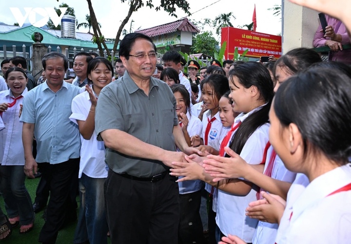 ファム・ミン・チン首相はバットモット小学校・中学校寄宿学校の起工式に出席した。