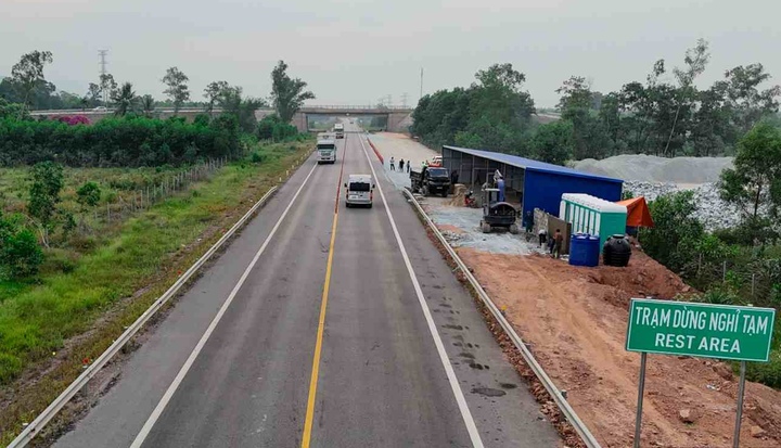 Các trạm dừng nghỉ tạm trên cao tốc Cam Lộ - La Sơn tiềm ẩn nguy cơ mất an toàn giao thông do thiếu đường dẫn ra vào tiêu chuẩn, không có biển báo chỉ dẫn rõ ràng và hoàn toàn không có hệ thống chiếu sáng ban đêm