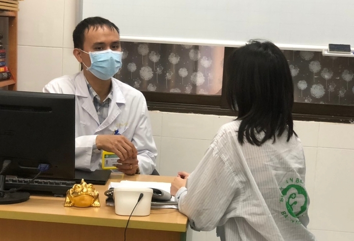 Bác sĩ tư vấn sức khoẻ cho bệnh nhân mắc chứng chán ăn tâm thần. (Ảnh minh hoạ: MK)
