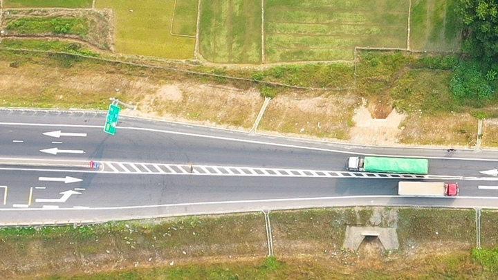 Ngoài ra, trên tuyến cao tốc Cam Lộ - La Sơn còn lộ nhiều bất cập có thể gây tai nạn chết người, cần khẩn trương khắc phục