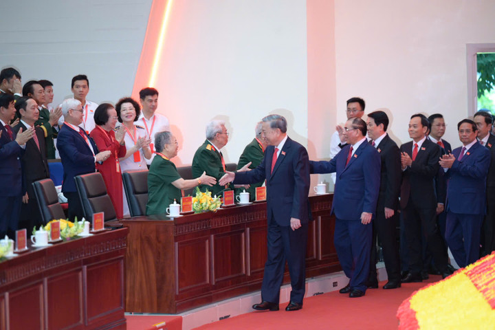 Tổng Bí thư Tô Lâm cùng các lãnh đạo Đảng, Nhà nước, lãnh đạo TP.HCM thăm hỏi các lão thành cách mạng về dự Đại hội.