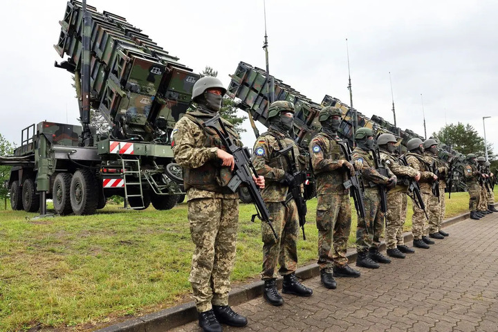 Binh lính Đức và Ukraine đứng trước hệ thống tên lửa phòng không Patriot. (Ảnh: Getty)