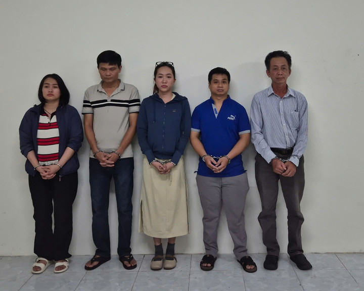 Từ trái qua, Phạm Thị Quyên, Bùi Đức Nhiên, Nguyễn Thạch Thảo Nguyên, Nguyễn Hoàng Thái Dương, Nguyễn Minh Dũng. (Ảnh: Công an TP.HCM)