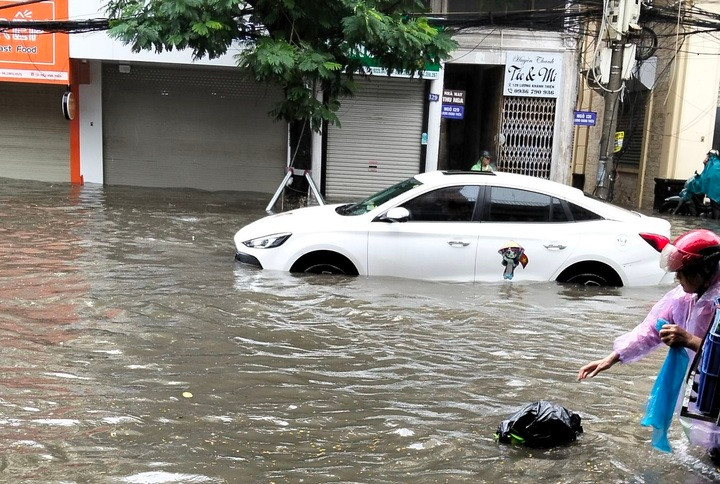 Cảnh ngập sâu trên đường Lương Khánh lúc gần 12h.