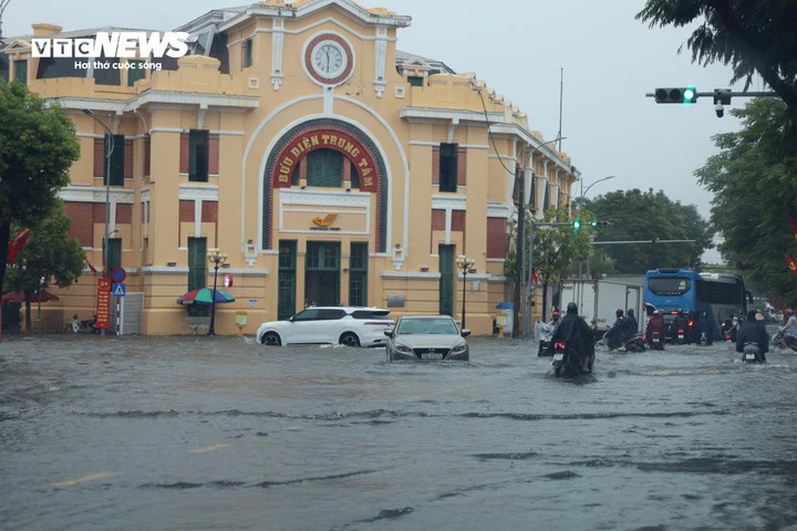 Cơn mưa lớn kéo dài từ rạng sáng đến trưa 14/10 khiến nhiều tuyến phố tại nội thành Hải Phòng ngập sâu. Mưa trên diện rộng kết hợp với nước triều ngoài sông dâng cao gây nên tình trạng ngập lụt cục bộ, có nơi ngập sâu đến gần nửa mét.