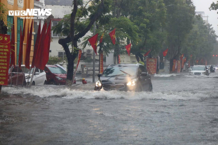 Đến nay, nhiều khu vực vẫn ngập sâu, trong khi thời tiết tiếp tục diễn biến xấu, trời mưa to đến rất to.