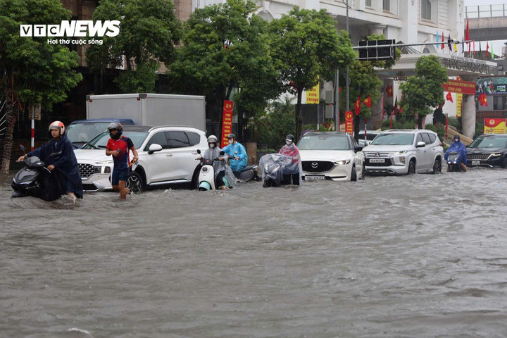 Đường phố Hải Phòng ngập gần nửa mét sau trận mưa lớn - 2