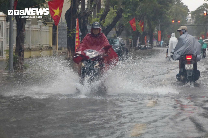 Đường phố Hải Phòng ngập gần nửa mét sau trận mưa lớn - 6