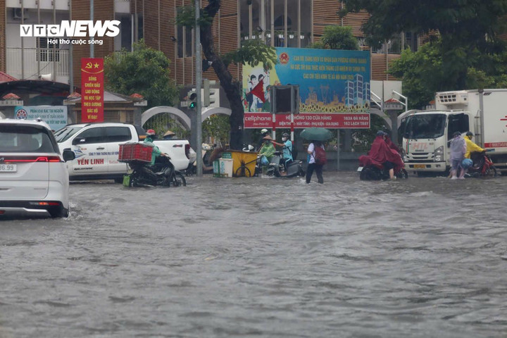 Đường phố Hải Phòng ngập gần nửa mét sau trận mưa lớn - 3