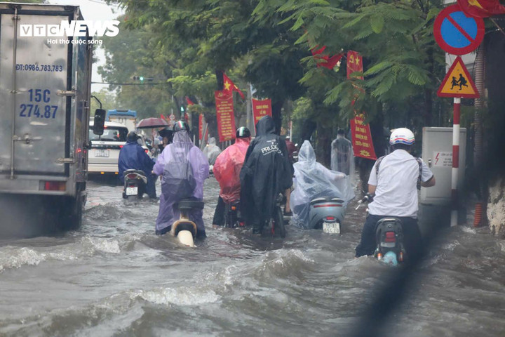 Đường phố Hải Phòng ngập gần nửa mét sau trận mưa lớn - 5