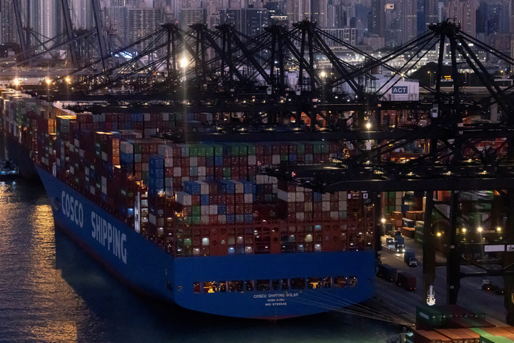 Toàn cảnh bến container và tàu của hãng Cosco Shipping tại quận Kwai Chung, Hong Kong, Trung Quốc. (Ảnh: Reuters)