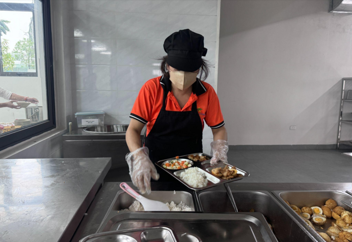 Đội ngũ nhân viên bếp mặc đồng phục, được tập huấn an toàn thực phẩm và khám sức khỏe định kỳ, bảo đảm chất lượng, an toàn và vệ sinh cho từng suất ăn của học sinh.