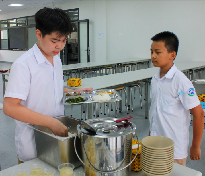 Bữa ăn học đường đầy đủ chất dinh dưỡng, thực đơn luân phiên thay đổi hàng tuần.