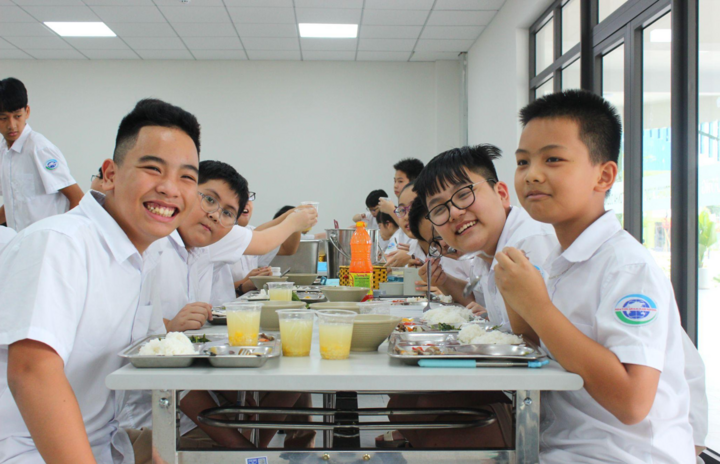 Học sinh Newton cơ sở Hải Phòng háo hức thưởng thức bữa ăn.