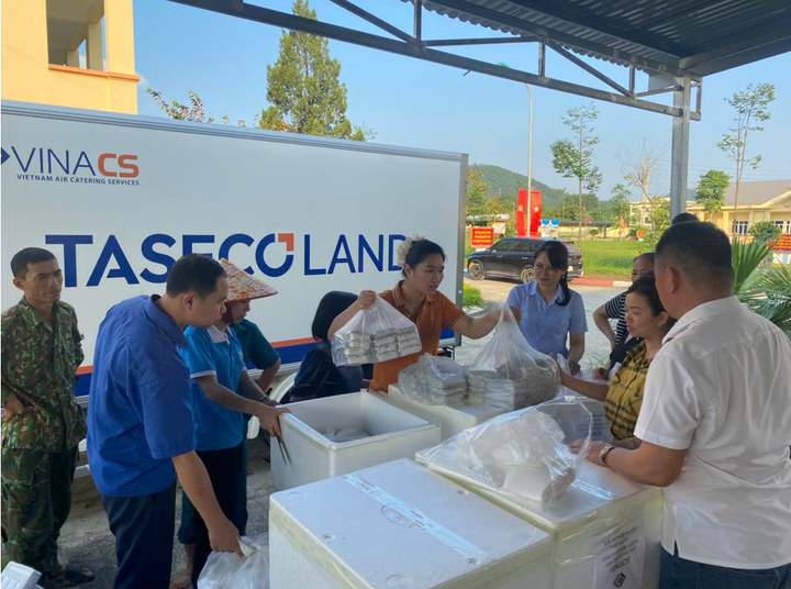 Đại diện VINACS trao quà tặng cho người dân bị ảnh hưởng bởi lũ lụt trên địa bàn tỉnh Thái Nguyên.