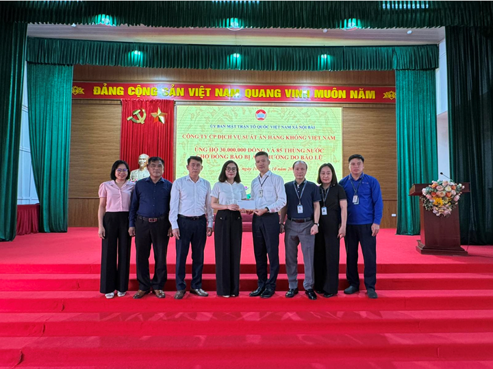 Đại diện VINACS trao quà tặng cho người dân bị ảnh hưởng bởi lũ lụt trên địa bàn xã Nội Bài (TP Hà Nội).