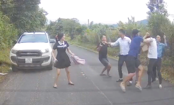 Nhóm 3 người trên xe bán tải lao vào đánh 2 người (mặc áo trắng) trong đoàn đi đám cưới. (Ảnh chụp lại từ camera)