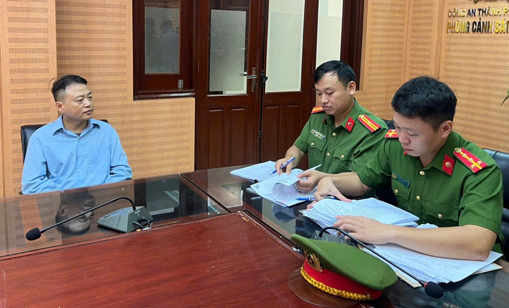 Ông Nguyễn Hòa Bình tại cơ quan điều tra. (Ảnh: Page Công an Hà Nội)