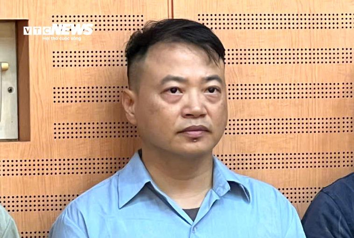 Ông Nguyễn Hòa Bình (Shark Bình) tại cơ quan điều tra. (Ảnh: công an Hà Nội)