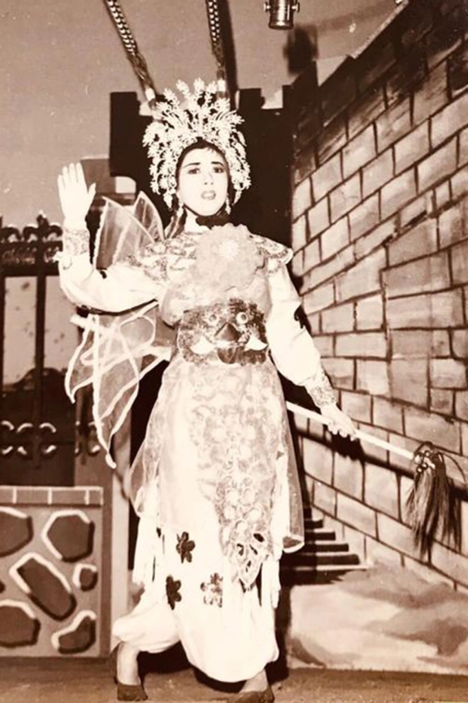 Tên tuổi của bà gắn liền với những vở cải lương kinh điển như " Tiếng trống Mê Linh", "Nửa đời hương phấn",...