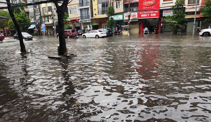 Các tuyến đường Tôn Đức Thắng, Trần Nguyên Hãn, Lê Lợi, Lương Khánh Thiện, Hai Bà Trưng, Tô Hiệu... đều trong tình trạng ngập sâu do mưa lớn, kéo dài.