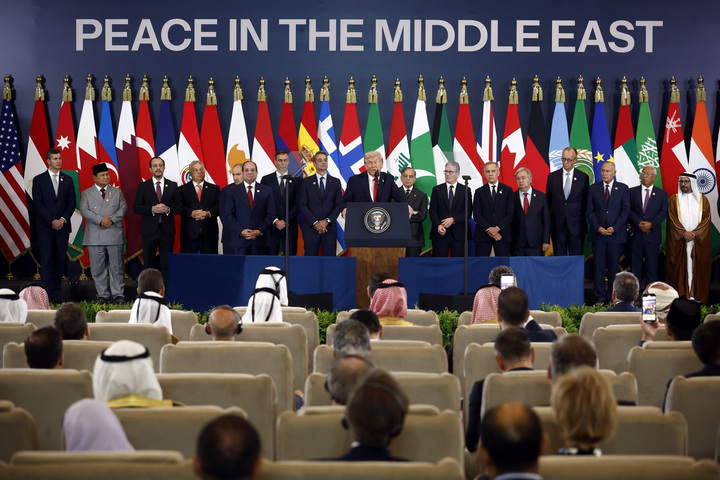 Ông Trump cùng lãnh đạo các nước ký tuyên bố về hòa bình ở Gaza. (Ảnh: Reuters)