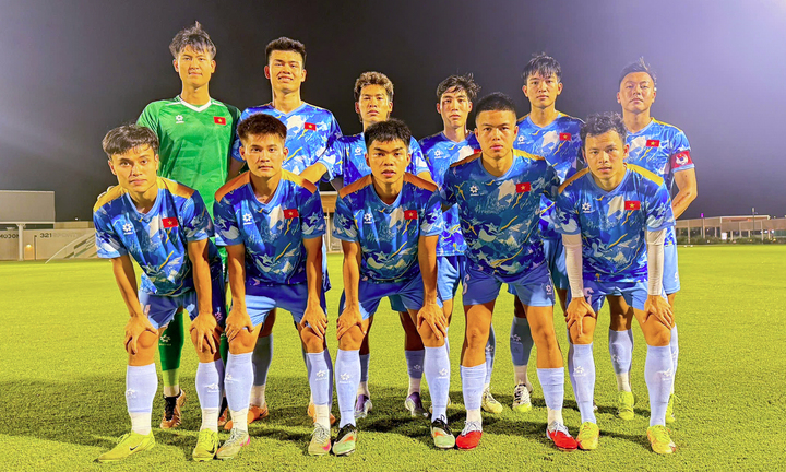 Đội hình đá chính của U23 Việt Nam gồm Nguyễn Tân, Quang Kiệt, Tuấn Phong, Nam Hải, Minh Phúc, Thành Chung, Thái Sơn, Thành Đạt, Long Vũ, Lê Phát và Văn Thuận.