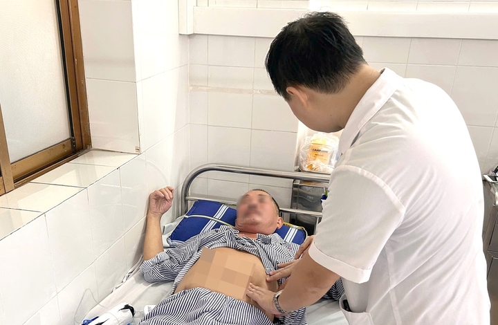 Bác sĩ kiểm tra sức khoẻ cho bệnh nhân ung thư. (Ảnh: BVCC)