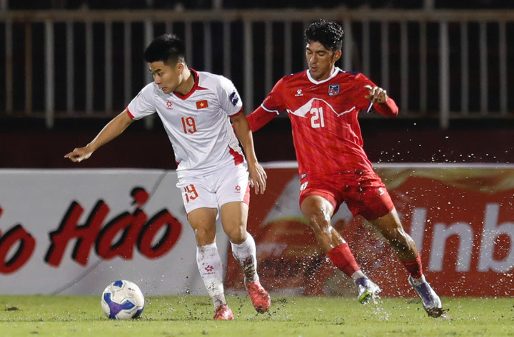 Đội tuyển Việt Nam dẫn trước Nepal.