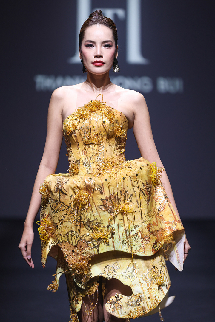 Miss Grand Vietnam 2023 Le Hoang Phuong បាន​បើក​ការ​ប្រមូល​ផ្ដុំ​ជាមួយ​នឹង​ឈុត​ដែល​បំផុស​គំនិត​ដោយ​សិល្បៈ​នៃ​ការ​ជូនពរ​រួម​ជាមួយ​សិល្បៈ​ធ្វើ​ក្រដាស​បែប​ប្រពៃណី។
