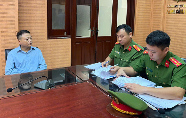 Shark Bình tại cơ quan công an.