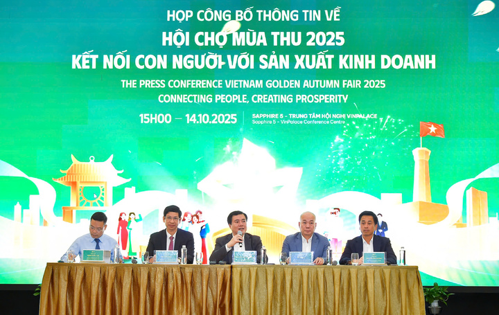 Ban tổ chức Hội chợ Mùa thu 2025 trả lời câu hỏi của báo chí.