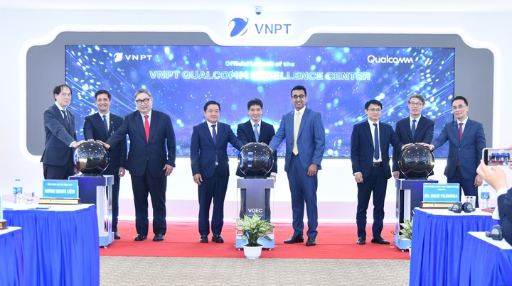Líderes seniores da VNPT, Qualcomm e delegados apertaram o botão para inaugurar o VNPT – Centro de Excelência da Qualcomm. (Foto: VNPT)