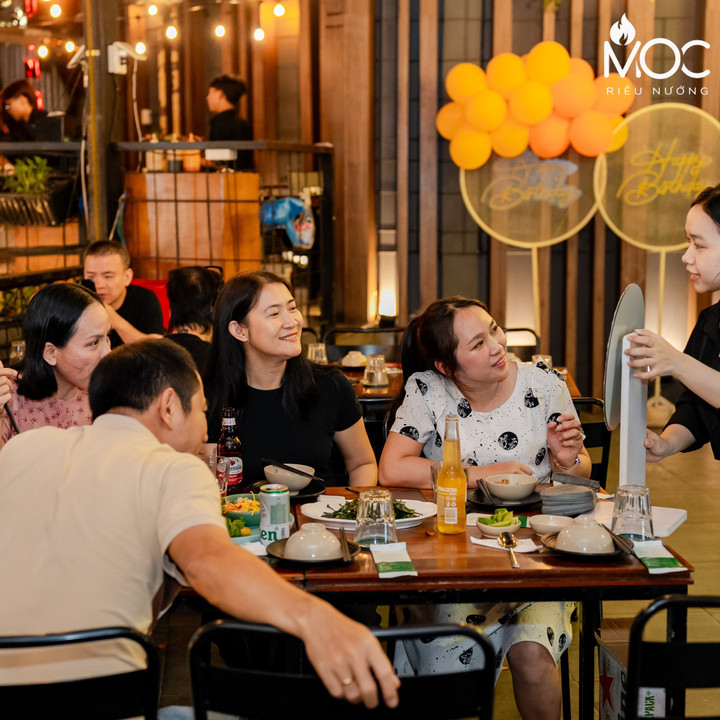Nhà hàng thường có ưu đãi hấp dẫn các dịp lễ. (Ảnh: MỘC Riêu Nướng)