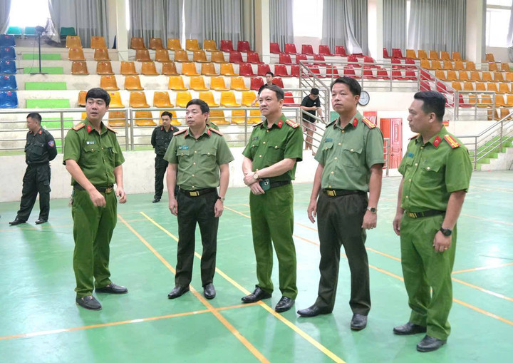 Đại tá Nguyễn Quang Vinh, Giám đốc Công an tỉnh Cao Bằng (thứ 2 từ trái sang), trực tiếp chỉ đạo công tác điều tra vụ án. (Ảnh: CACC)