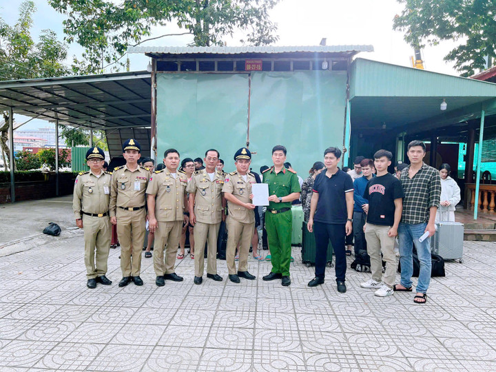 Lực lượng chức năng Việt Nam và Campuchia bắt giữ các dối tượng. (Ảnh: CACC)