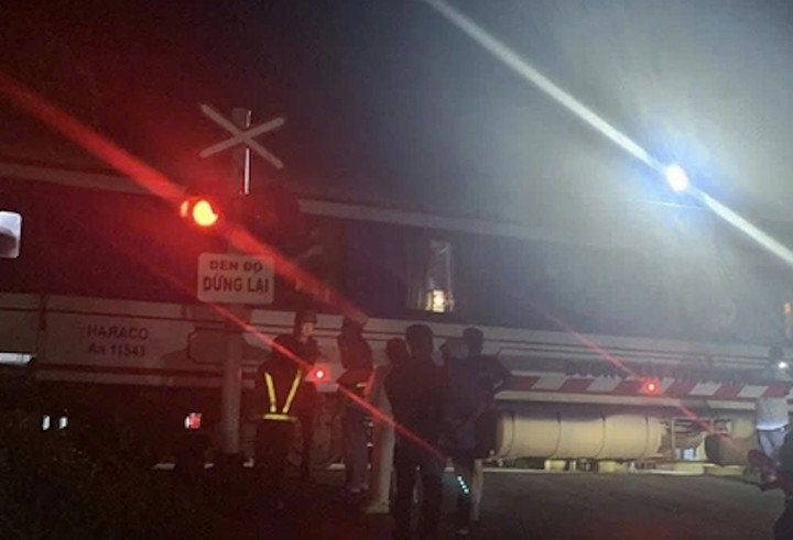 Hiện trường người đàn ông tử nạn sau khi va chạm với tài SE20. (Ảnh: HN)