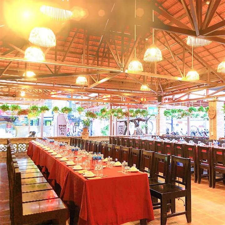Nhà hàng phụ hợp cho các nhóm lớn liên hoan mừng 20/10.
