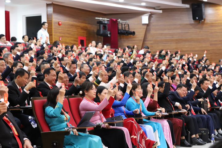 Các đại biểu biểu quyết thông qua các chỉ tiêu kinh tế xã hội.