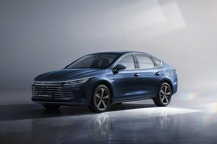 BYD Seal 5 là sedan hạng C đầu tiên trang bị công nghệ PHEV. Xe trang bị công nghệ pin DM-i Super Hybrid, giải pháp đã được BYD ứng dụng trên SEALION 6 đang bán tại Việt Nam.